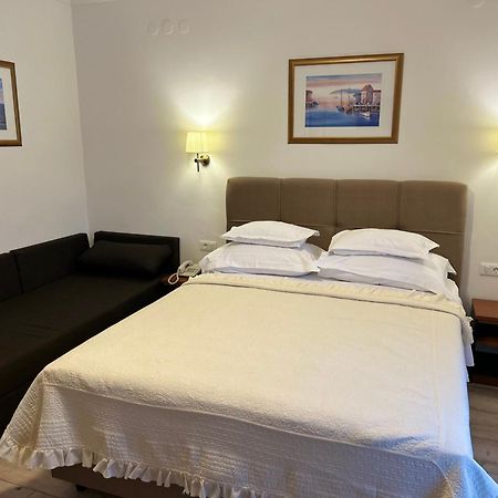Hotel Vila Tina Arbanija Екстериор снимка