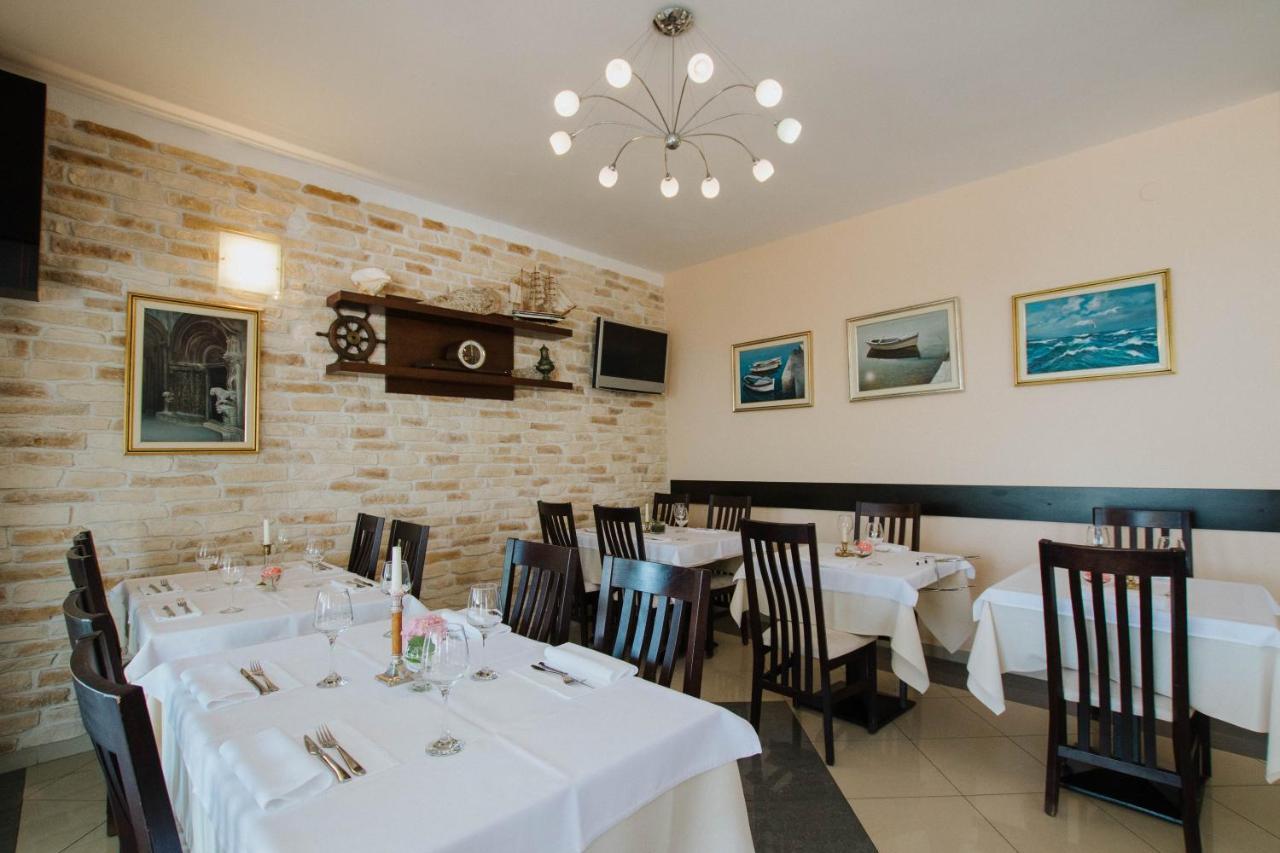 Hotel Vila Tina Arbanija Екстериор снимка