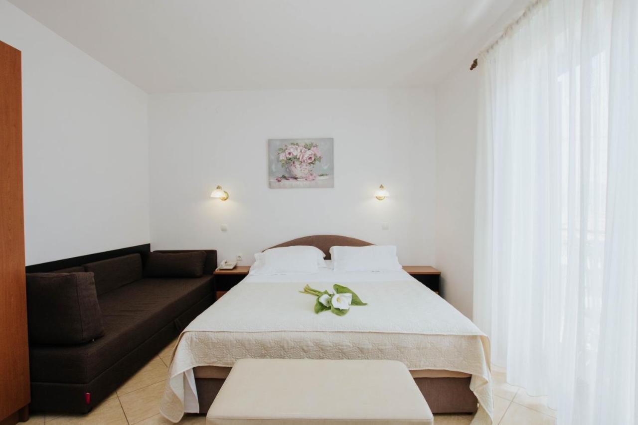 Hotel Vila Tina Arbanija Екстериор снимка