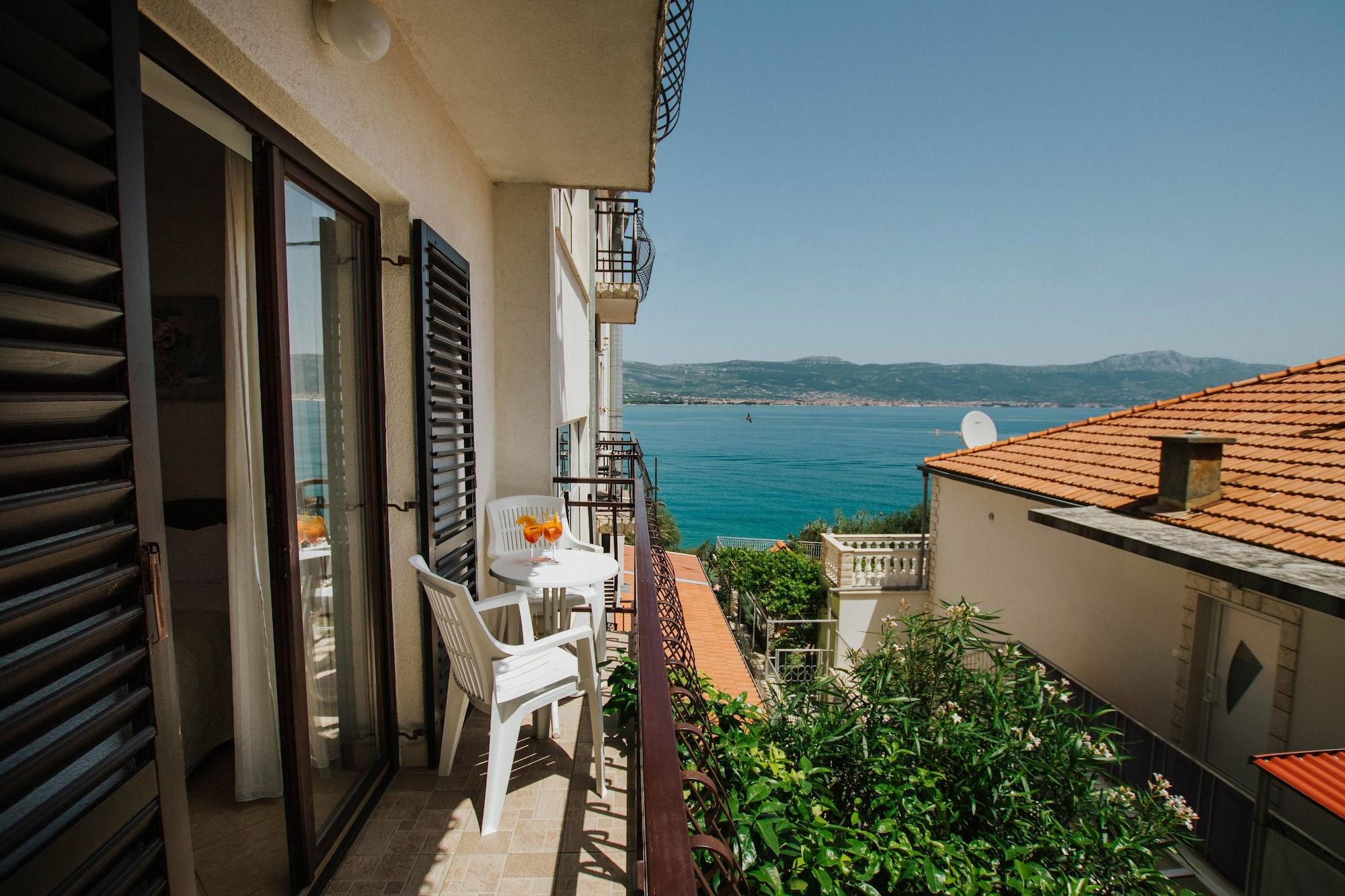 Hotel Vila Tina Arbanija Екстериор снимка