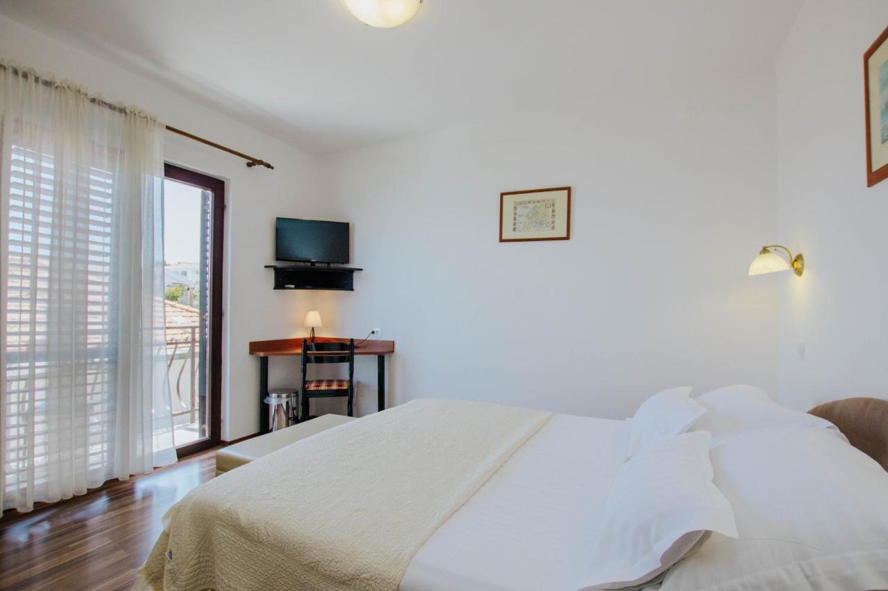 Hotel Vila Tina Arbanija Екстериор снимка