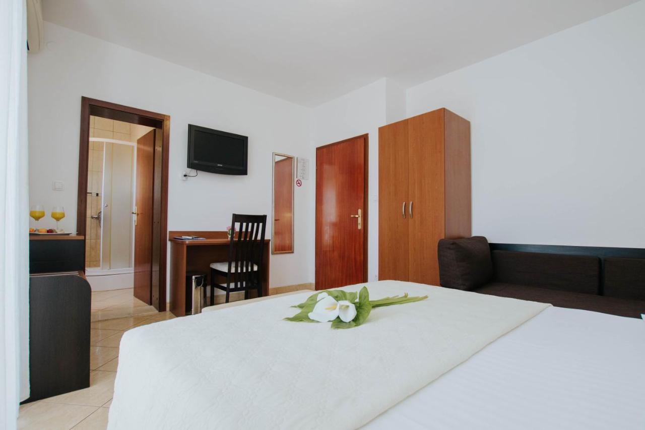 Hotel Vila Tina Arbanija Екстериор снимка