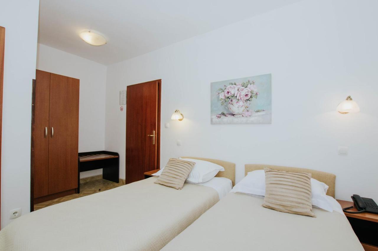 Hotel Vila Tina Arbanija Екстериор снимка