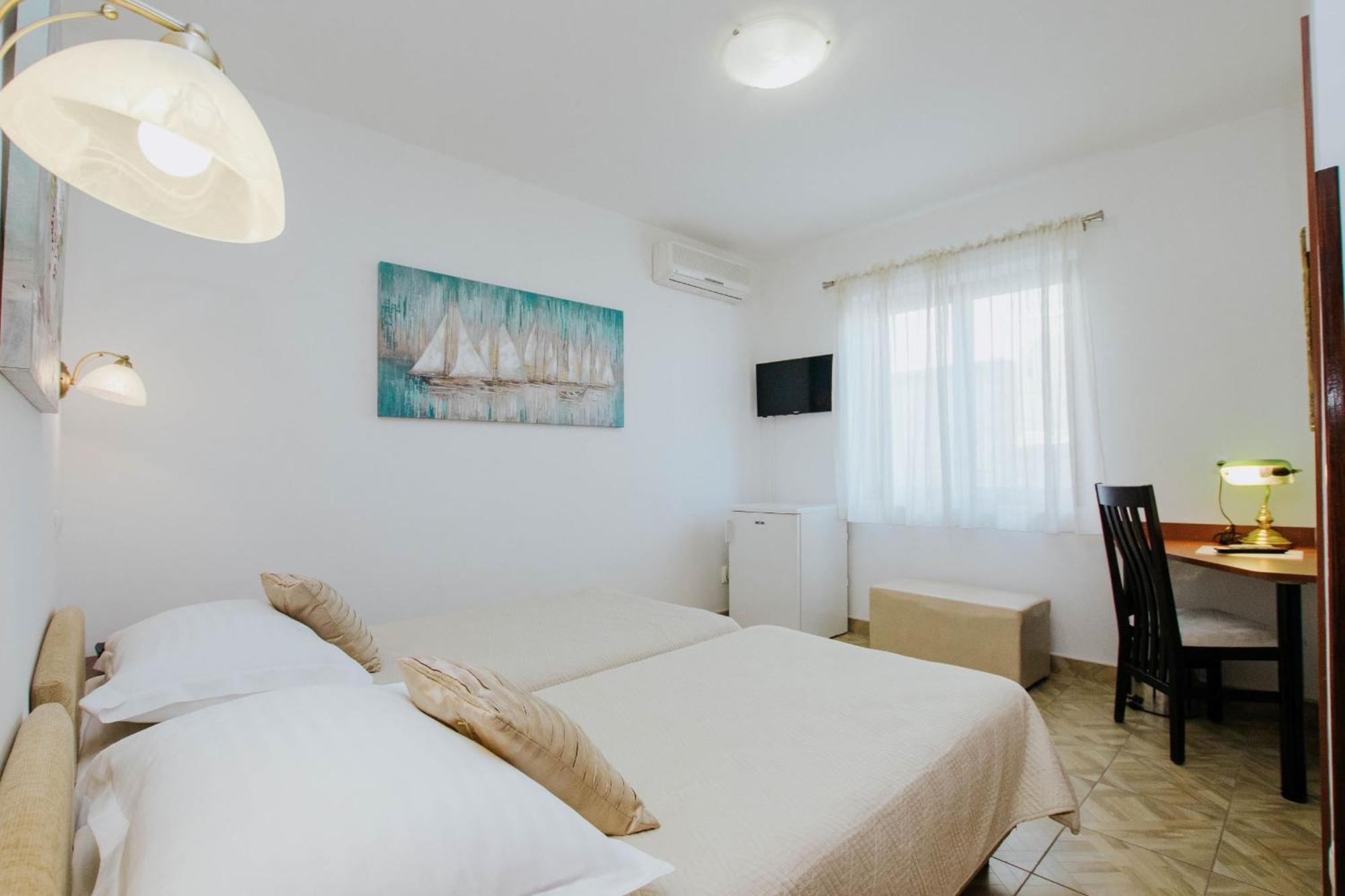 Hotel Vila Tina Arbanija Екстериор снимка