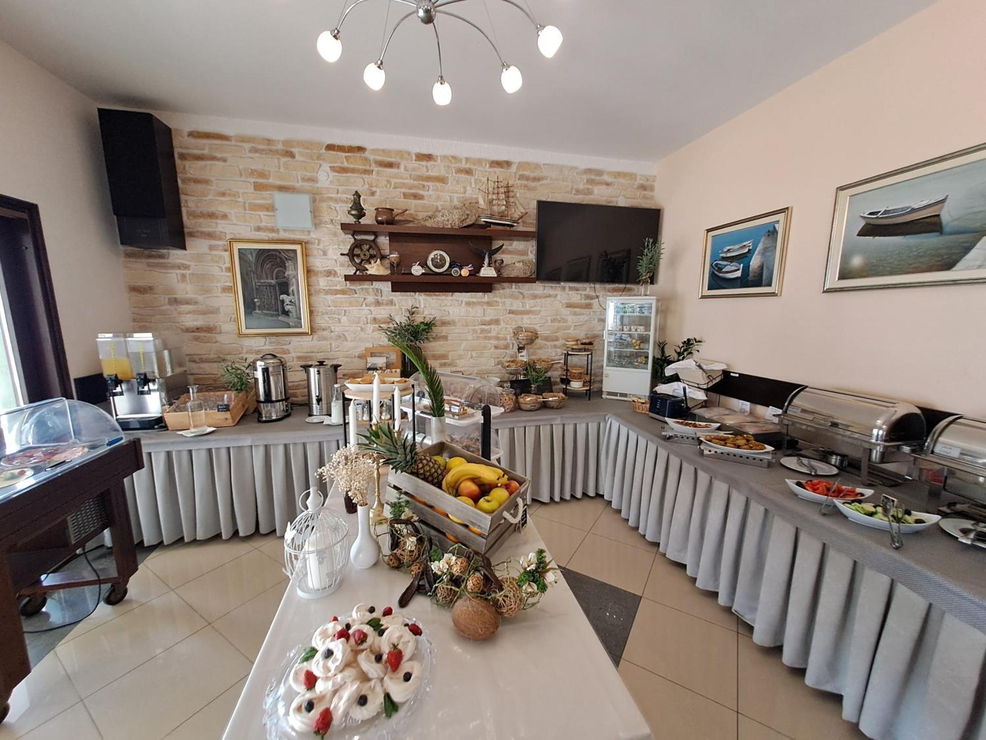 Hotel Vila Tina Arbanija Екстериор снимка