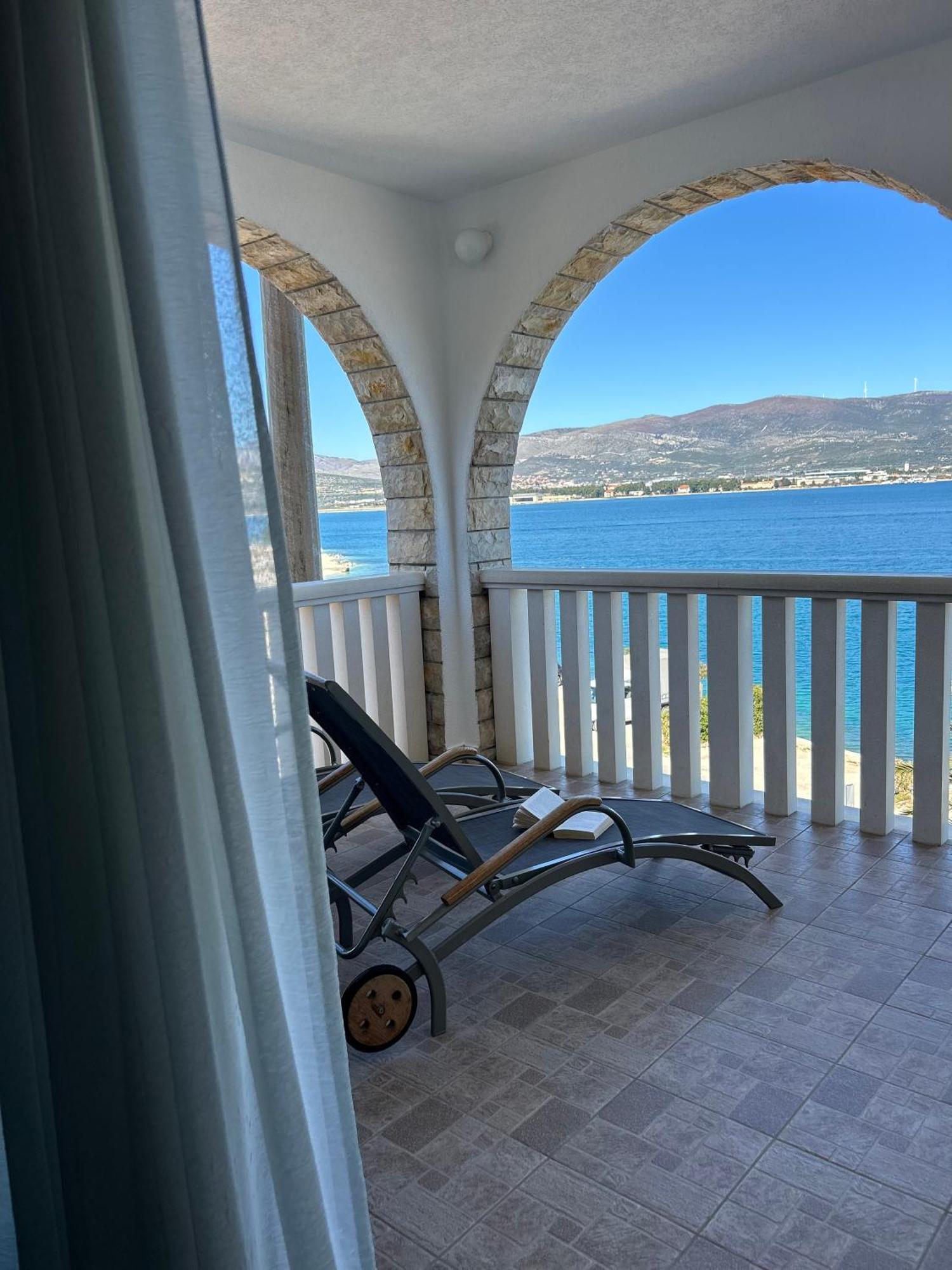 Hotel Vila Tina Arbanija Екстериор снимка