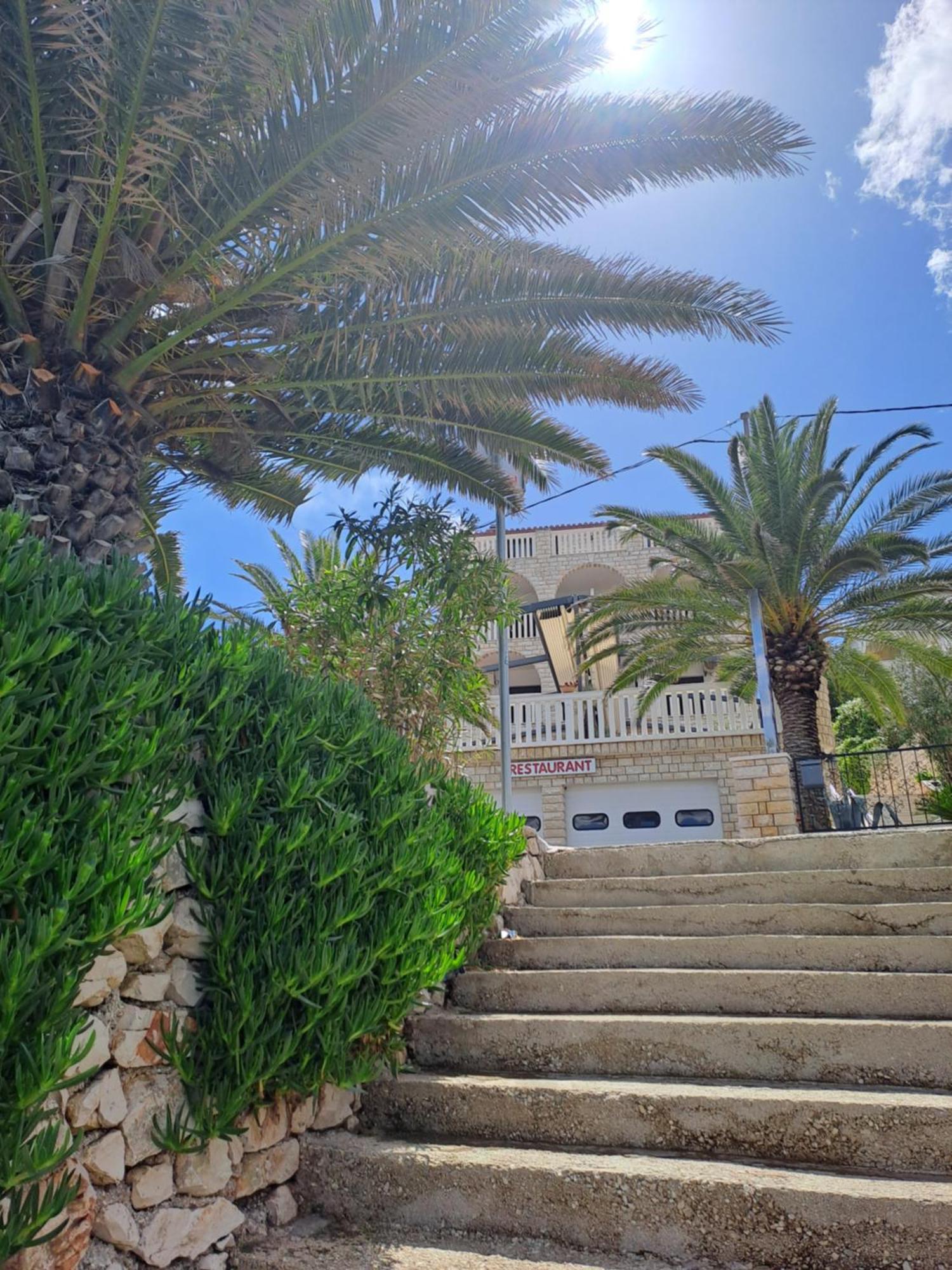 Hotel Vila Tina Arbanija Екстериор снимка